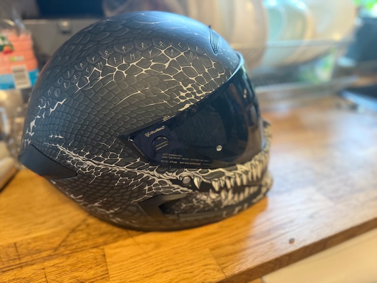 Ruroc ATLAS 4.0 CARBON Jormungandr Helmet – ECE 22.06 Certified + Shockwave Ready – Hardly Worn