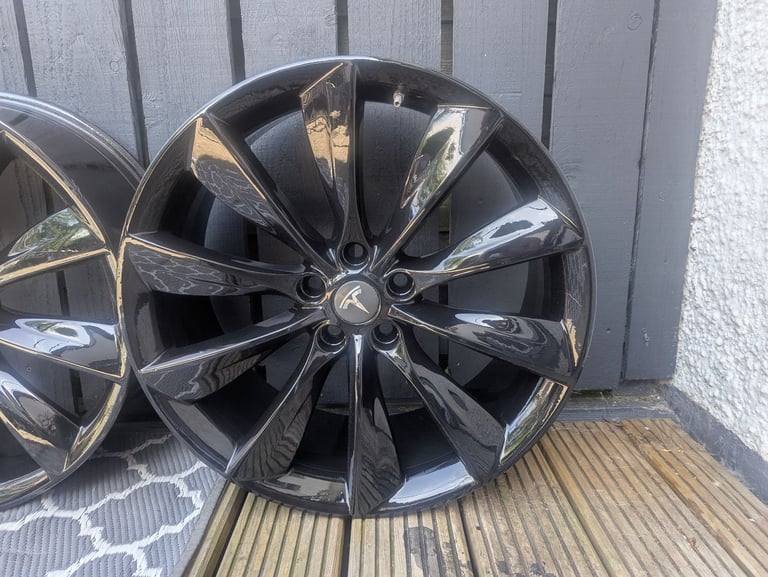 Tesla 21 inch wind turbine alloys 