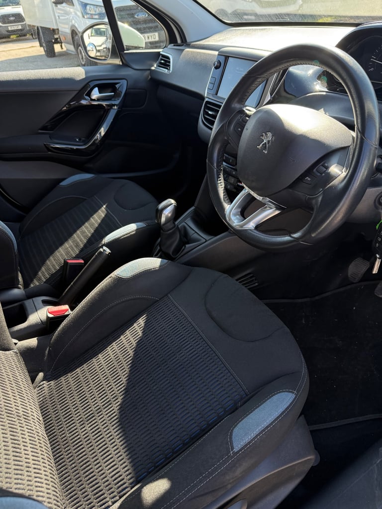 Peugeot, 208, Hatchback, 2015, Manual, 1560 (cc), 5 doors
