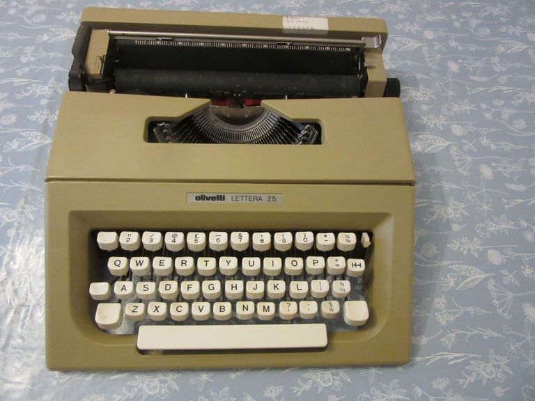 Olivetti Lettera 25 typewriter with case
