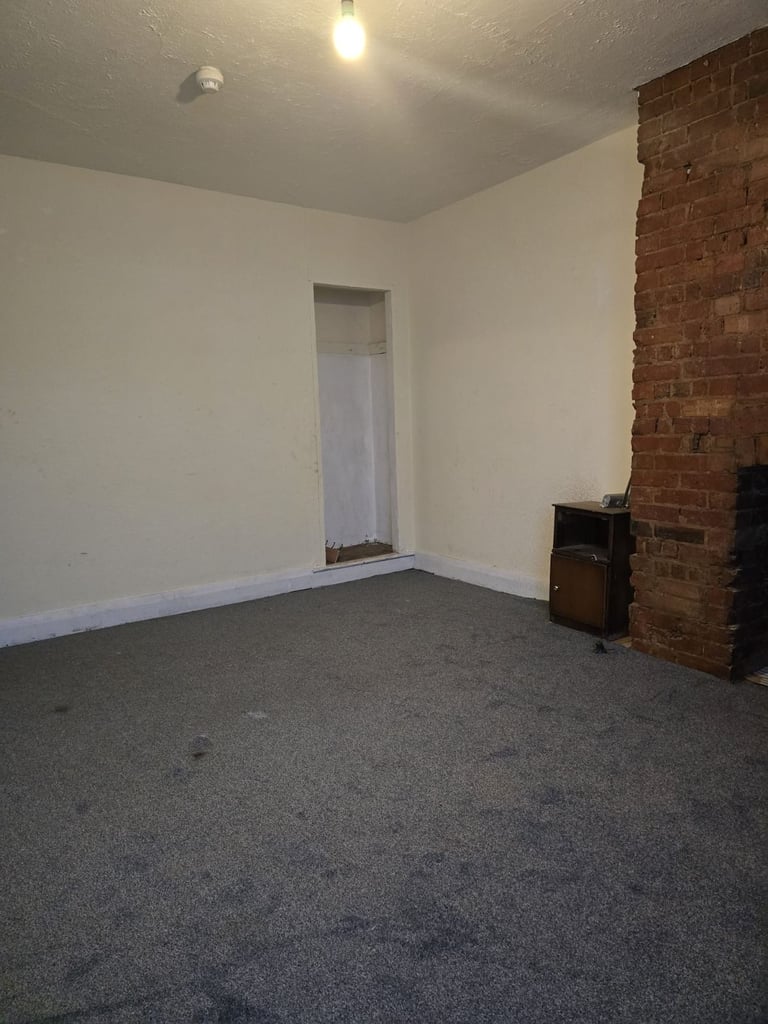 Spacious Double Rooms available in a well-maintained 4-bed flat located on London Road SM3.