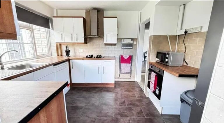 Single bed in shared double room, Fully Furnished in Newbury Park