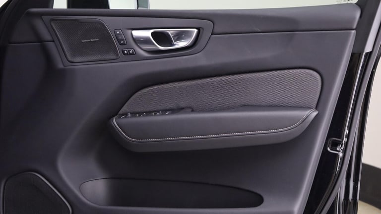  Volvo XC60 B5 (P) AWD Plus Black Edition (Harman Kardon Sound, 360 Camera, BLIS) Petrol/Electric...