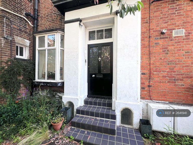 2 bedroom flat in Grange Road, Bishop's Stortford, CM23 (2 bed) (#2641941)