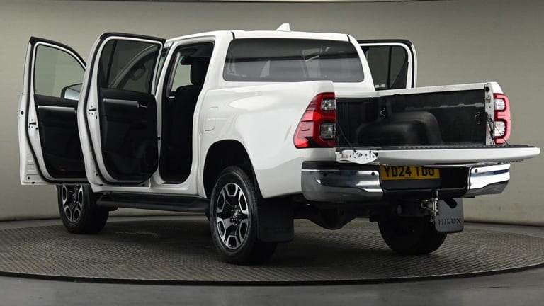 2024 Toyota Hilux 2.8 D-4D Invincible Pickup Double Cab 4dr Diesel Auto 4WD Euro 6 (s/s) (204 Pic...