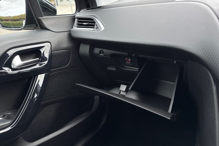 2019 Peugeot 208 1.2 PureTech Signature Euro 6 (s/s) 5dr Hatchback PETROL Manual