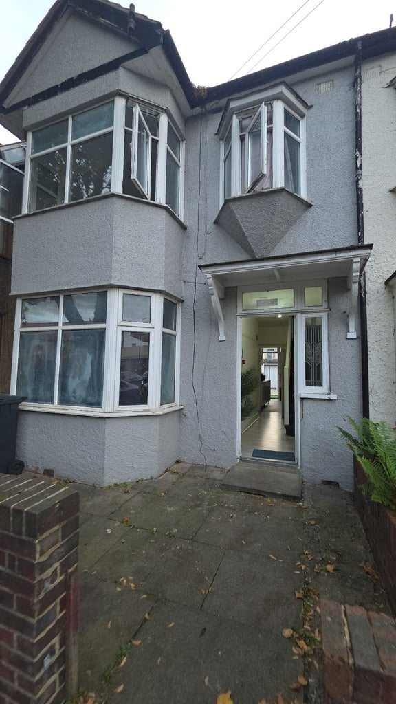 Spacious 5 Bedroom Family Home – Edmonton N9 8BU 