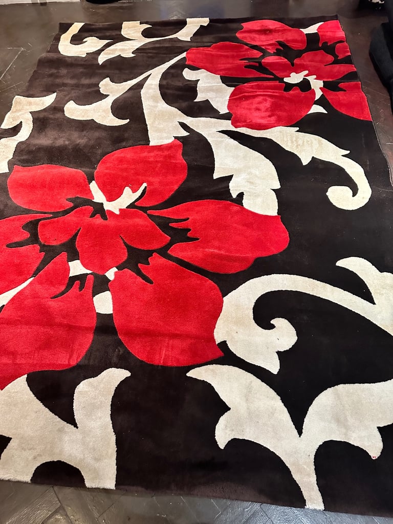 image for VERY LARGE RUG - FREE DELIVERY IN LOCAL AREA 