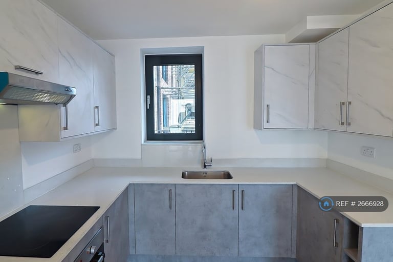 2 bedroom flat in Staines Road, Hounslow, TW4 (2 bed) (#2666928)
