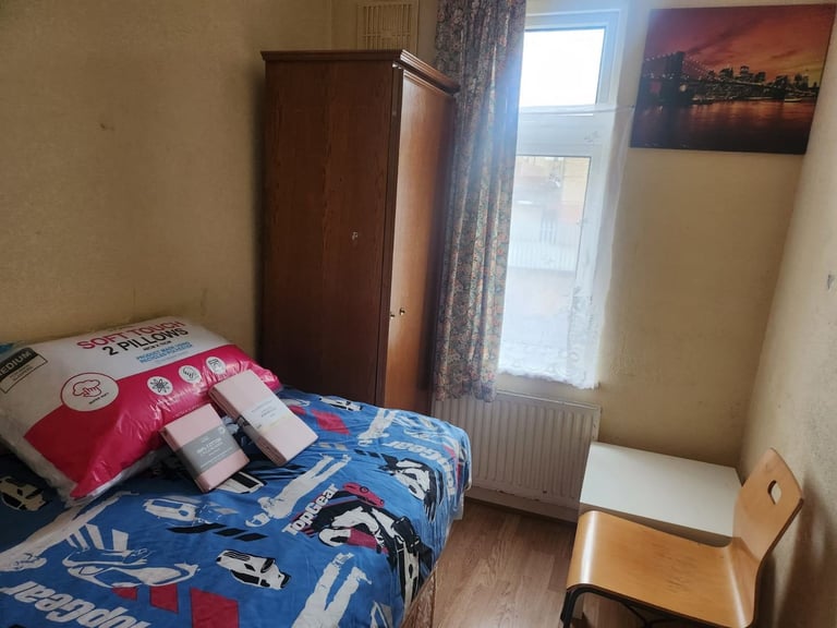 Single room for Rent in quiet area in Chatham kent near the trainstation 5min walk.