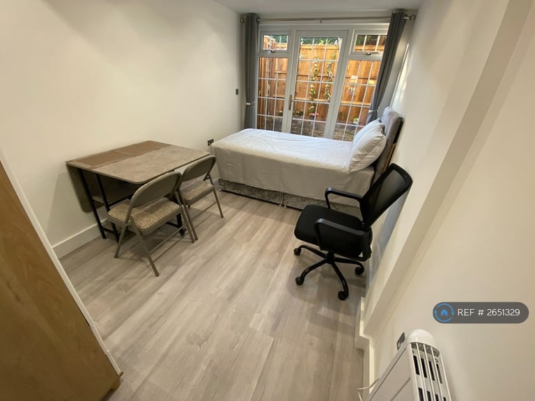 1 bedroom flat in Gateway Close, Northwood, HA6 (1 bed) (#2651329)