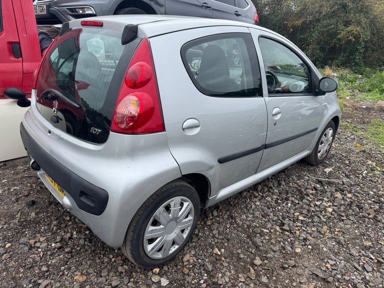 Peugeot 107 1.0 2008 silver BREAKING FOR PARTS 
