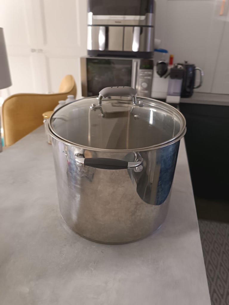 Big 10L pot with lid.