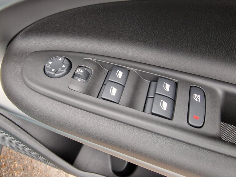 2024 Jeep Avenger 115kW Altitude 54kWh 5dr Auto Hatchback Electric Automatic