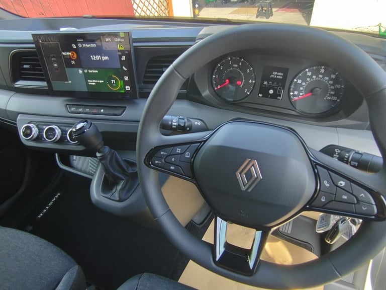 RENAULT MASTER ADVANCE 150BHP 4.1 METER LUTON VAN WITH TAIL LIFT BRAND NEW MODEL