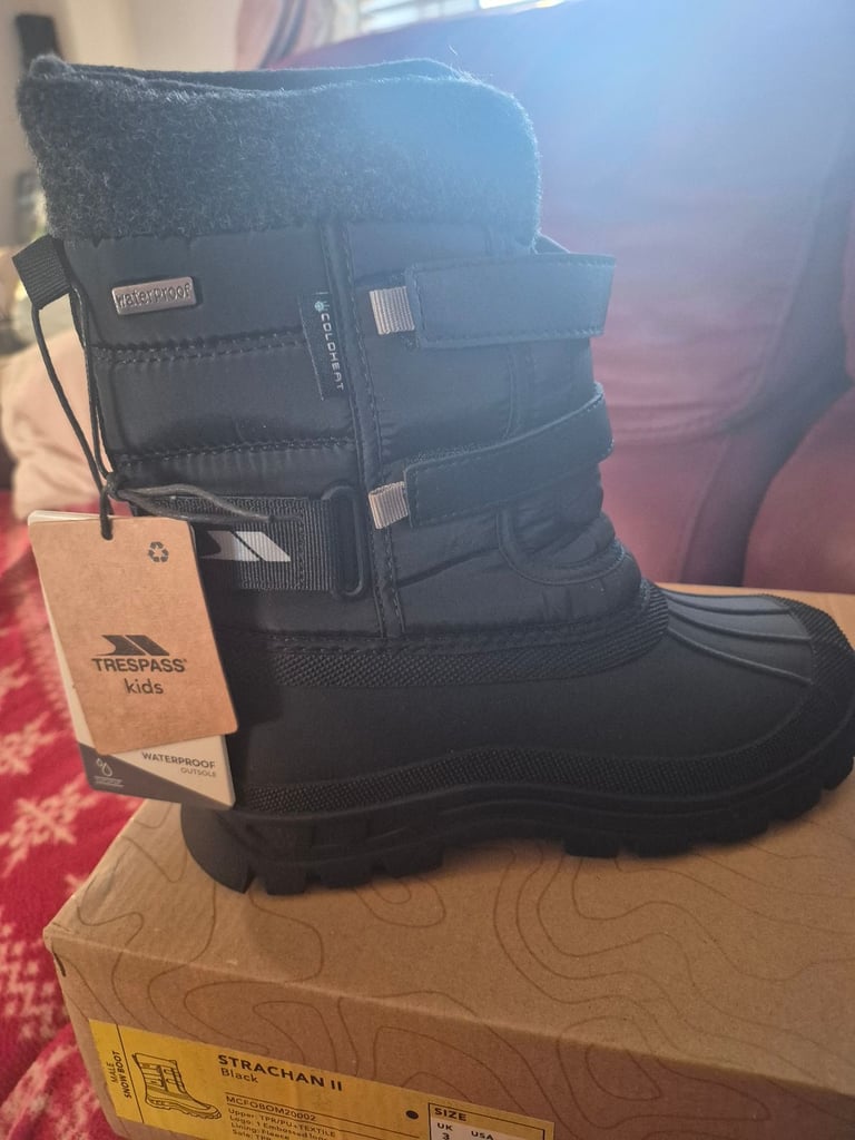 Brand new tresspass kids snowboots size 3 