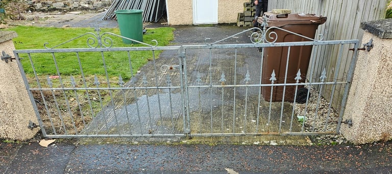 image for Gate is 114 inches long can go put to 124 with brackets and 34 high 43 highest points