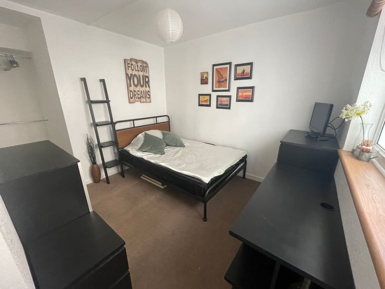 LARGE DOUBLE ROOM AVAILABLE IN ARTY HOUSE = AVAILABLE NOW