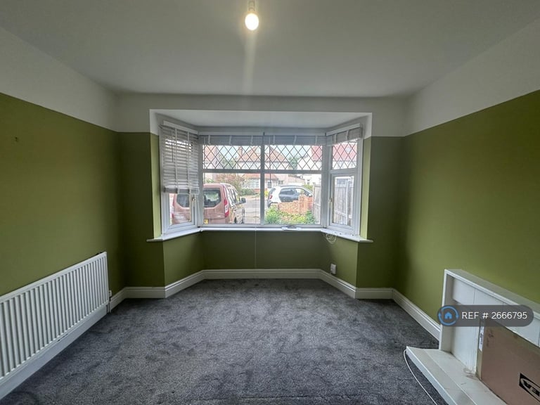 3 bedroom house in Squirrels Heath Road, Romford, RM3 (3 bed) (#2666795)