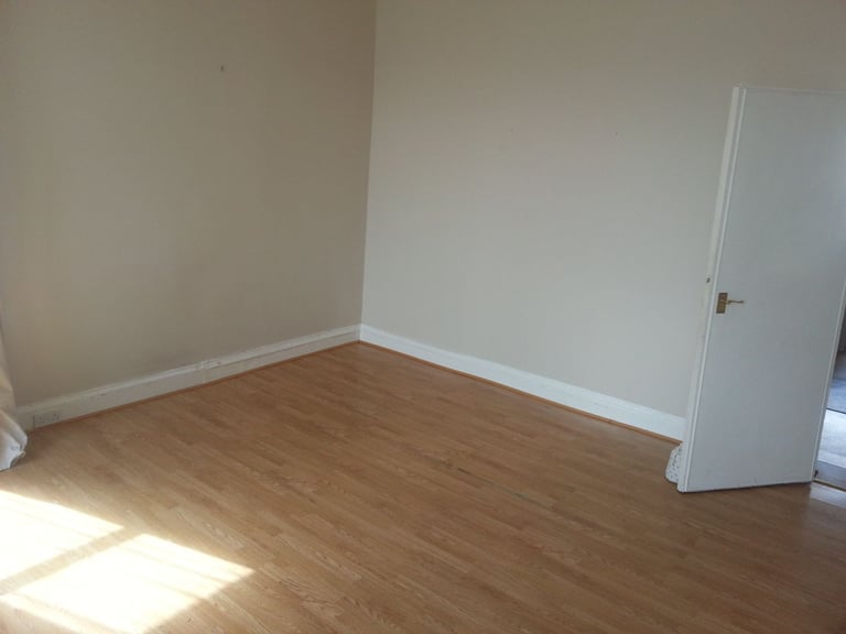 Spacious 2-Bedroom First Floor Flat with Sea Views