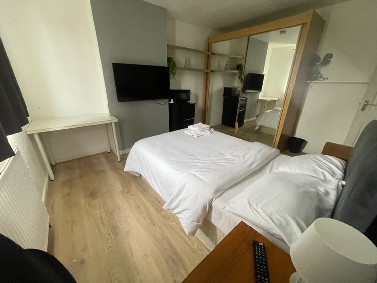 ✨ Spacious Double Room Available in burnt oak✨