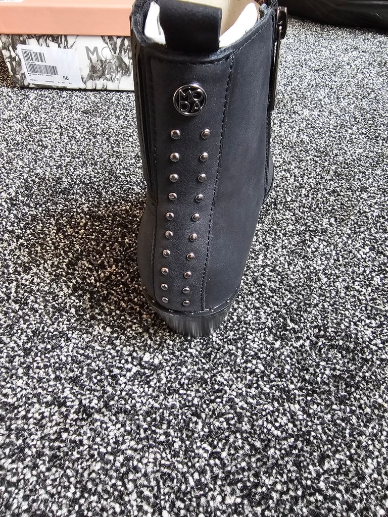 Anniee  black leather western style boot size 6