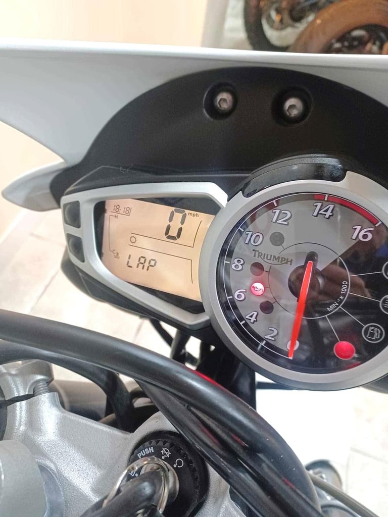 Triumph Street Triple 675-R 61-REG ONLY 411 DRY MILES WITH EXTRAS £5399.OTR