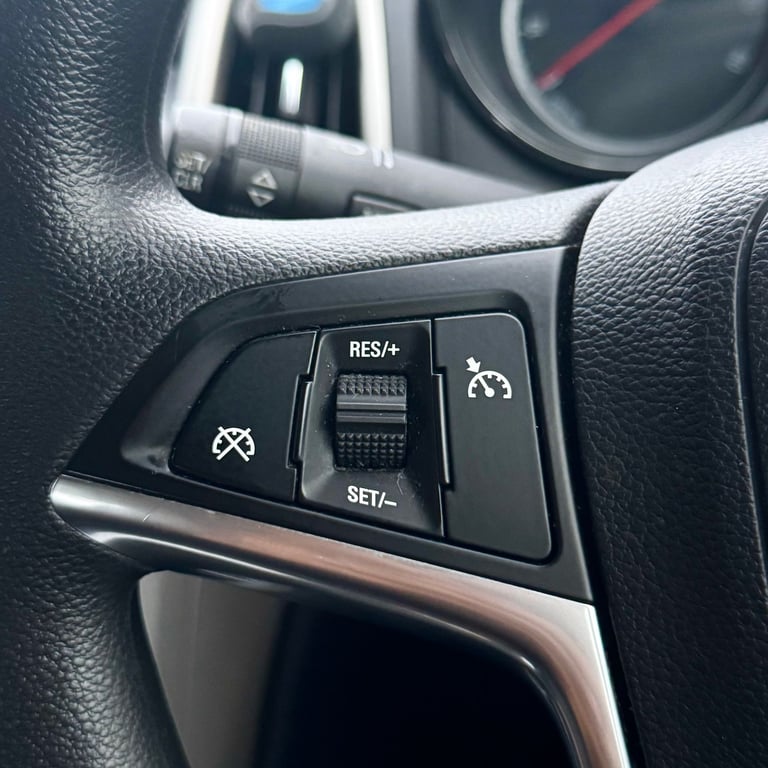 Vauxhall, ASTRA, Hatchback, 2011, Manual, 1598 (cc),5 doors - Image 14