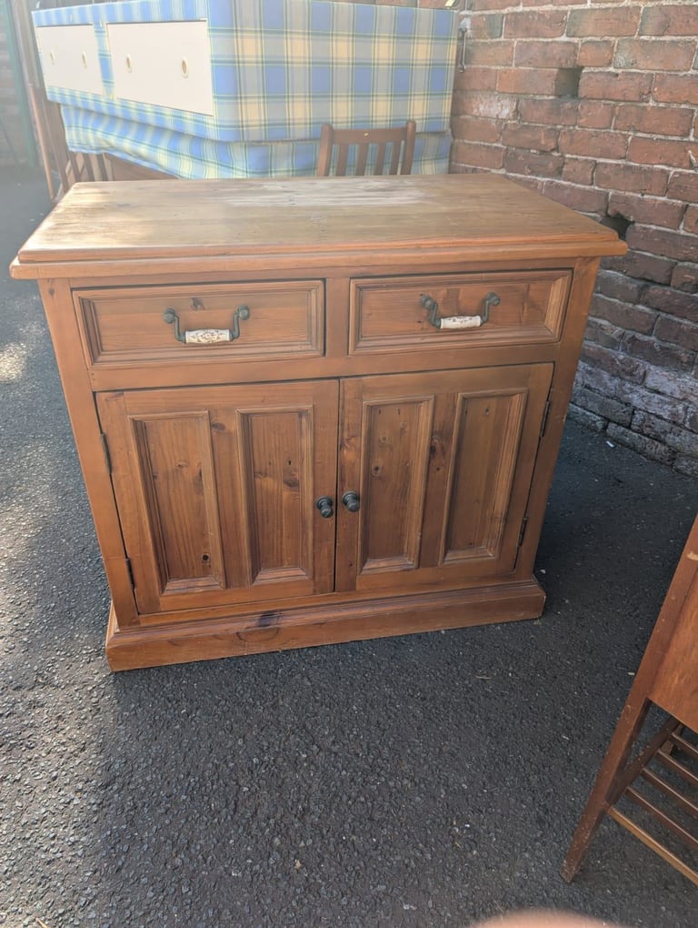 Small chunky pine sideboard 