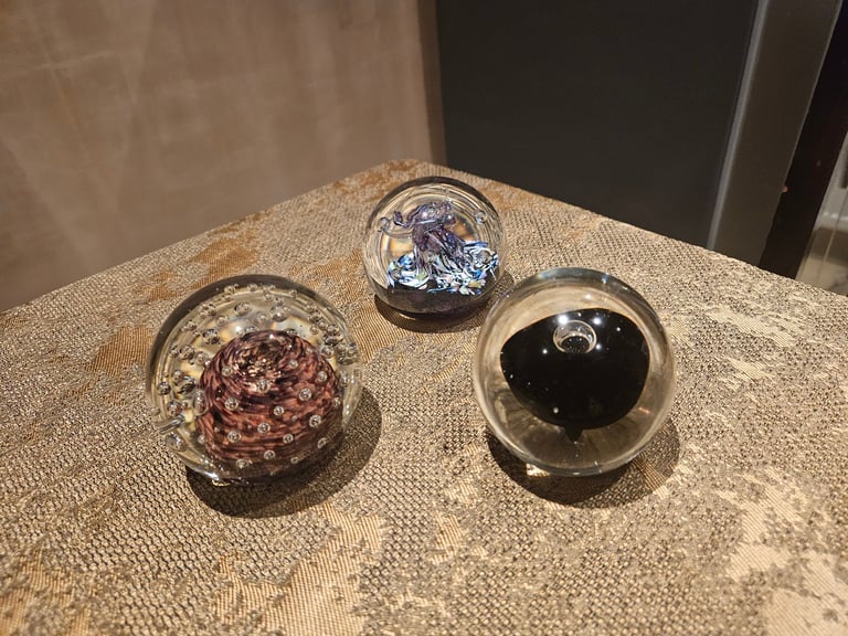 3x paperweights made out of glass