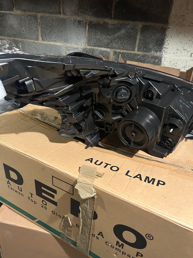 Vivaro Headlights Pair 