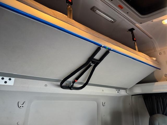 2020 70 DAF CF 320 E6 6x2 rear lift space sleeper cab 30ft curtain side tail-lif