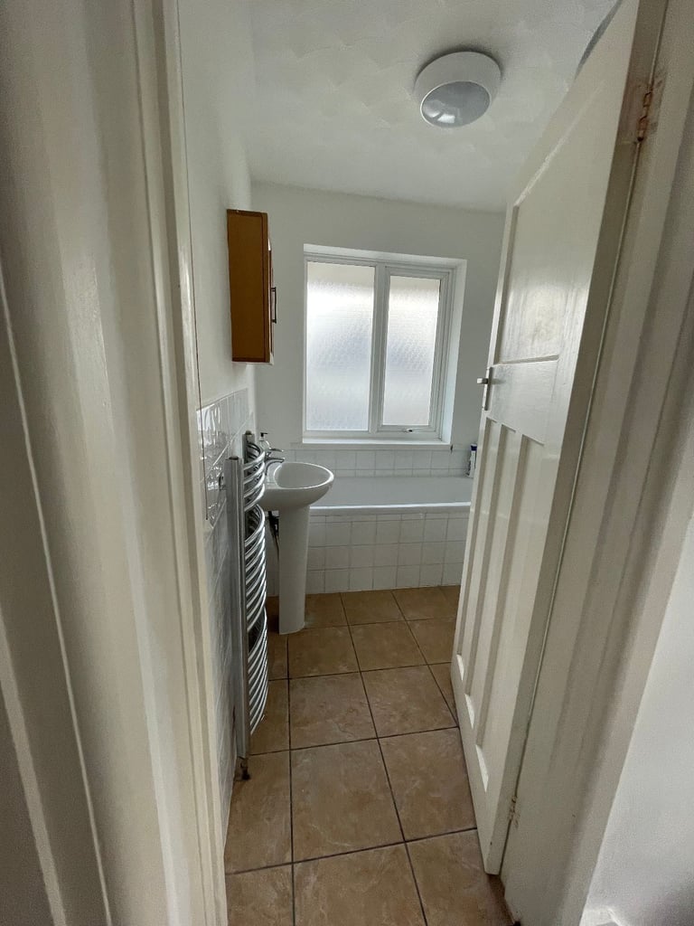  Spacious one bedroom flat with parking £820pm - available from Dec 2025