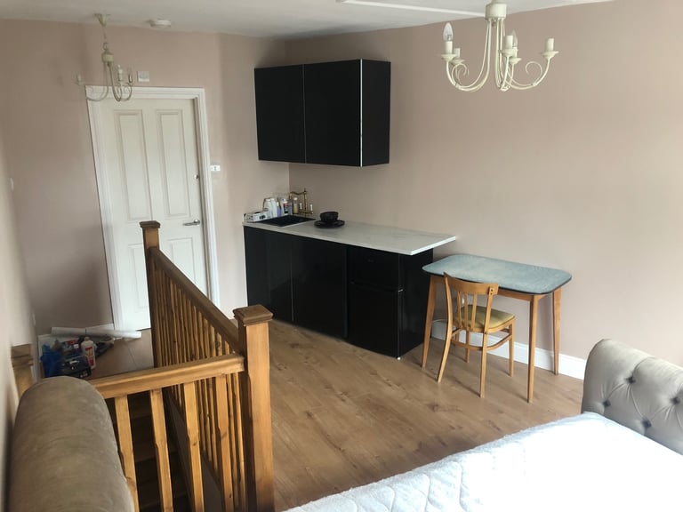 Fully Separate Studio Flat Elizabeth Line Station