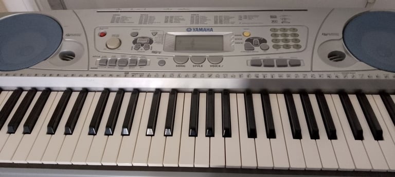 Yamaha electric keyboard PSR-275 with power adaptor
