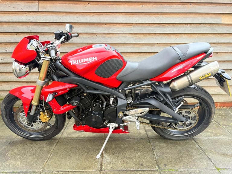 2011 // 11 Triumph Street Triple 675 £2800 Red 21813 miles.