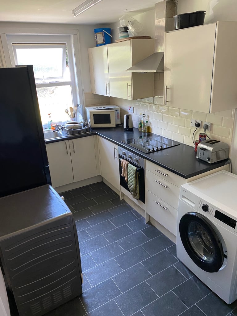 A furnished en-suite bedroom available in a large period property on Bentley Road L8. 