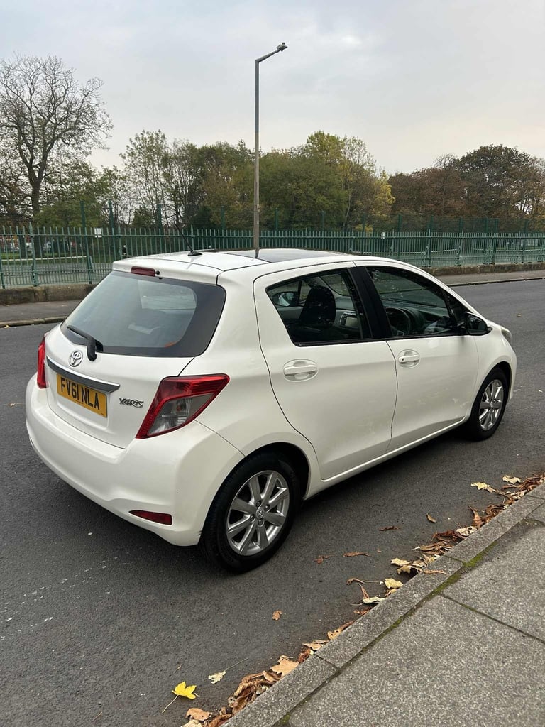 2011 Toyota Yaris 1.33 VVT-i T Spirit 5dr-10 service stamps HATCHBACK Petrol Manual
