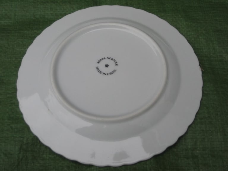 2 Large Cake and 4 Smaller Fine Bone China Plates of Similar Rose Pattern for Only £5.00
