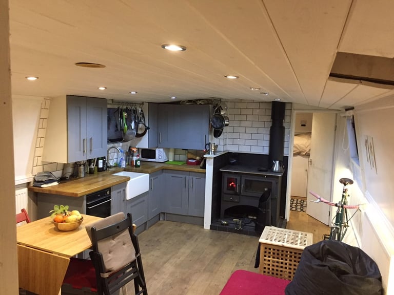 Large Widebeam boat - 2 bedrooms - 2 bathrooms, incl an ensuite - all bills incl - E14 8EG