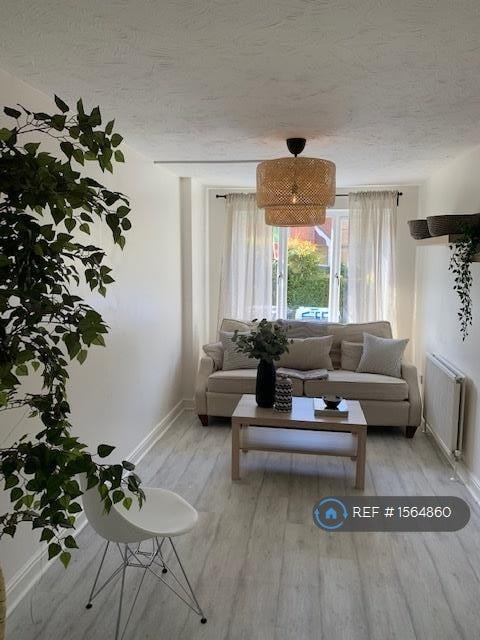 6 bedroom house in Nightingale Shott, Egham, TW20 (6 bed) (#1564860)