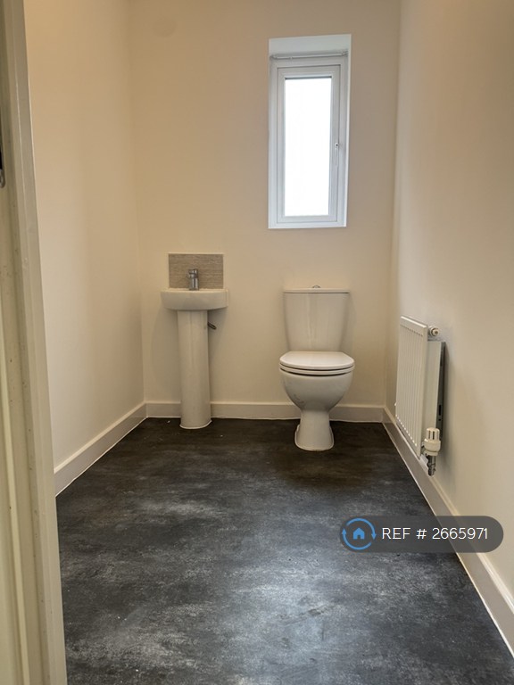 3 bedroom house in Ashover Avenue, Manchester, M12 (3 bed) (#2665971)