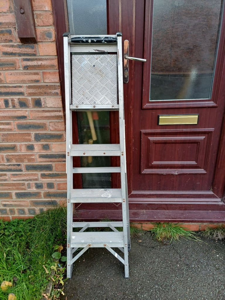 HEAVY DUTY ALUMINIUM STEP LADDER VGC £25 NO OFFERS DARWEN BB3 0DU 