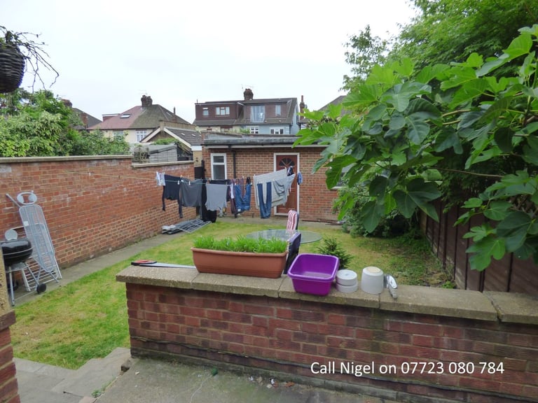 A lovely large double room in Boston Manor area with all bills included and suitable for 1 person!