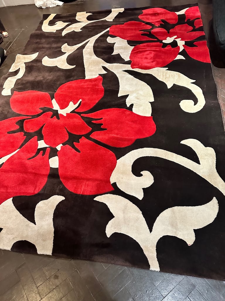 VERY LARGE RUG - FREE DELIVERY IN LOCAL AREA 