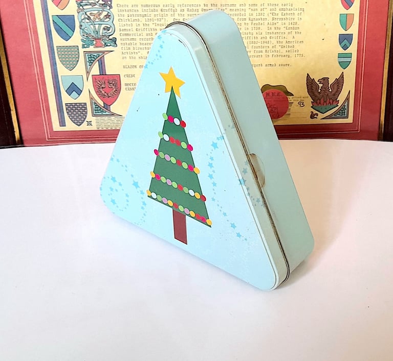 XMAS TRI-ANGULAR TIN - CHRISTMAS TREE - 18 x 18 x 5 cm - GOOD