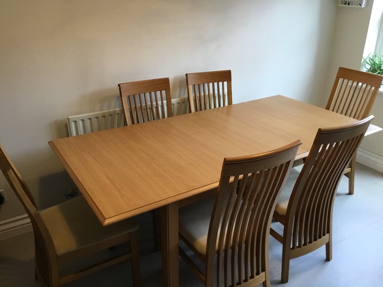 Extendable dining table and 6 chairs