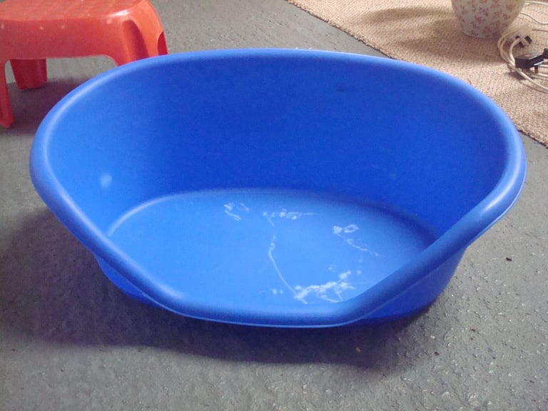 DOG/PET BED IN GOOD CONDITION FOR A SMALL DOG CAT 