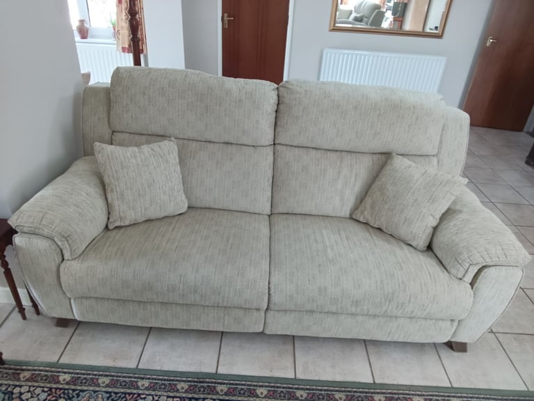 image for LARGE 2 SEATER LAZYBOY TRENT ELECTRIC RECLINER SOFA (2 AVAILABLE)