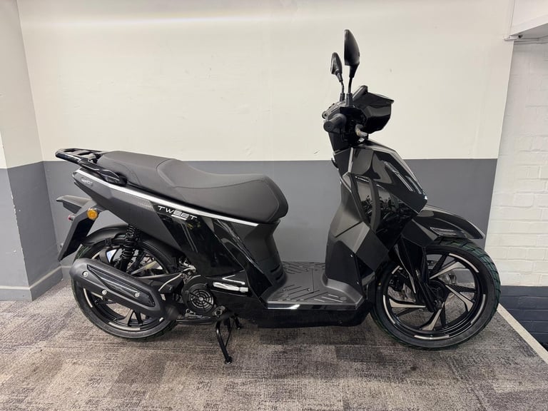 image for BRAND NEW 2025 PEUGEOT TWEET 125 SCOOTER LEARNER LEGAL MOPED DELIVERY